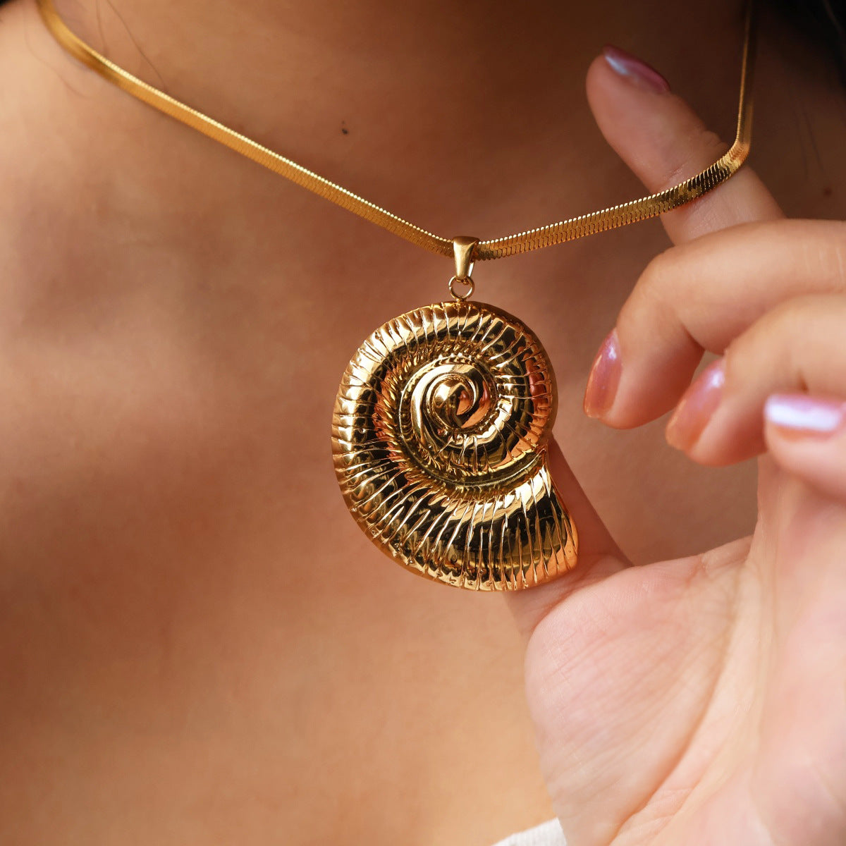 Tropical Oversized Conch Pendant Necklace – 304 Stainless Steel, Blade Chain Design